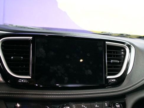 Used 2023 Chrysler Pacifica Touring FWD image 18