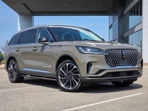 Used 2025 Lincoln Aviator Reserve w/ Equipment Group 201A AWD/4WD image 2
