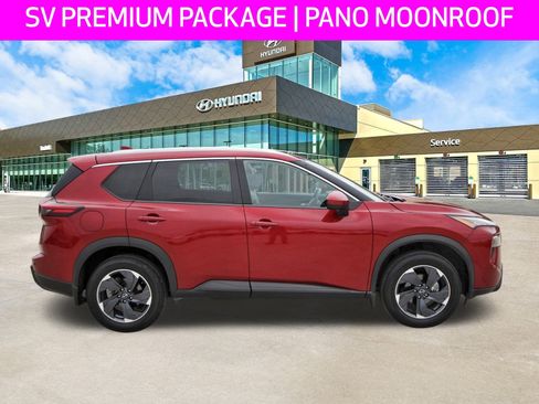 Used 2024 Nissan Rogue SV w/ SV Premium Package image 4