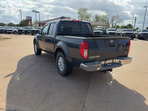 Used 2015 Nissan Frontier SV image 3