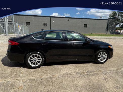 Used 2020 Ford Fusion SE image 2