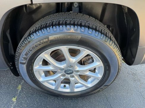Used 2015 Jeep Cherokee Latitude w/ Comfort/Convenience Group AWD/4WD image 23