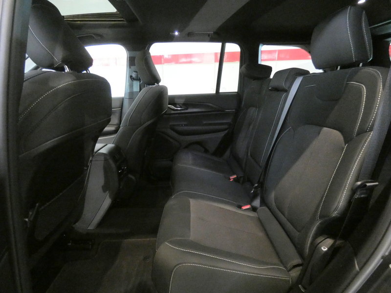 Used 2025 Jeep Grand Cherokee Laredo X AWD/4WD image 25