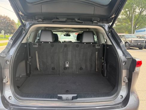 Used 2022 Toyota Highlander XLE AWD/4WD image 9