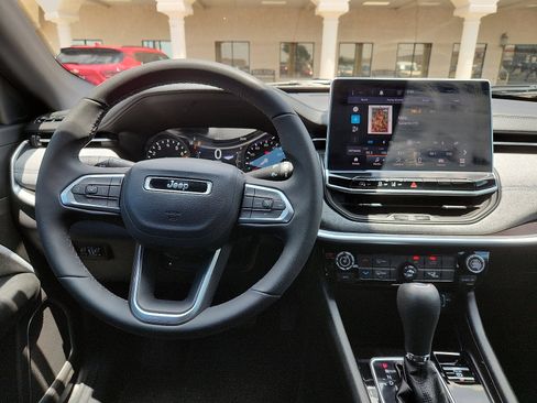 Used 2024 Jeep Compass Latitude image 9