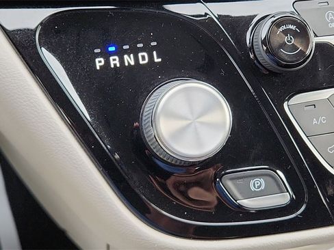 Used 2022 Chrysler Voyager LX image 23