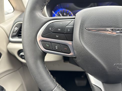 Used 2023 Chrysler Pacifica Touring-L FWD image 18