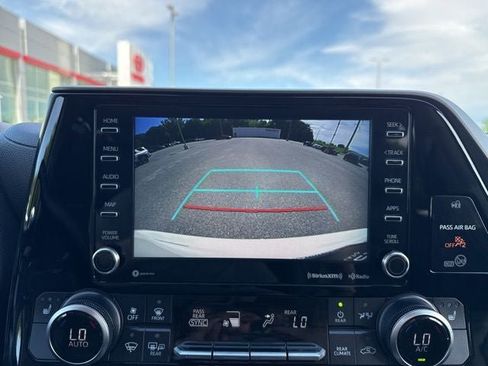 Used 2021 Toyota Highlander XLE AWD/4WD image 33