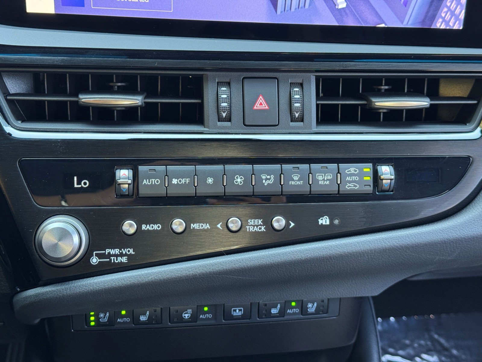 Used 2024 Lexus ES 300h Ultra Luxury w/ Accessory Package (Z2) FWD image 31