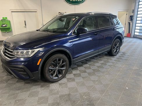 Used 2022 Volkswagen Tiguan SE w/ Panoramic Sunroof Package image 2