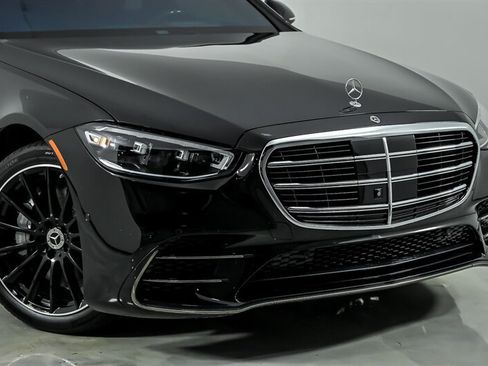 Used 2024 Mercedes-Benz S 580e 4MATIC Sedan image 3