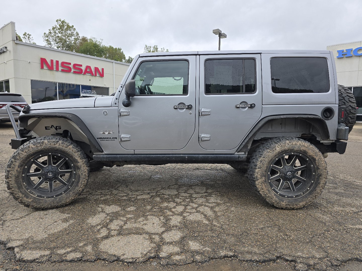 Used 2016 Jeep Wrangler Unlimited Sahara w/ Connectivity Group AWD/4WD image 14