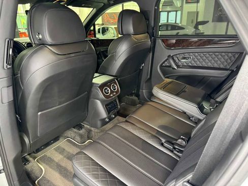 Used 2018 Bentley Bentayga image 11