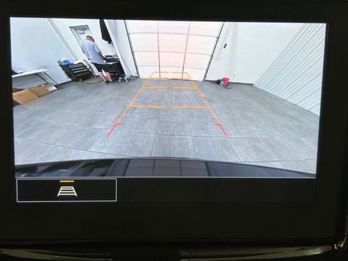 Used 2022 Chevrolet Traverse LT image 23