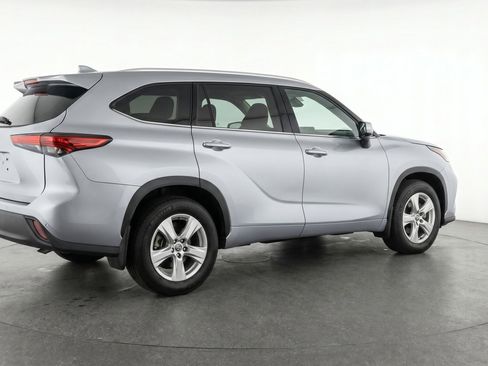Used 2025 Toyota Highlander LE FWD image 9
