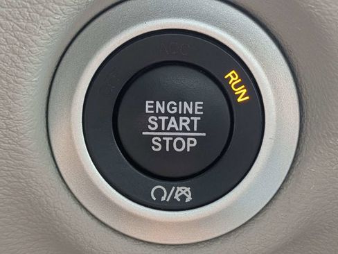 Used 2023 Chrysler Pacifica Touring-L FWD image 28