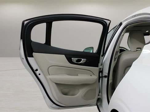 Certified 2022 Volvo S60 B5 Momentum w/ Premium Package image 28