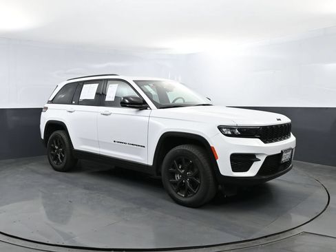 Used 2025 Jeep Grand Cherokee Altitude AWD/4WD image 3