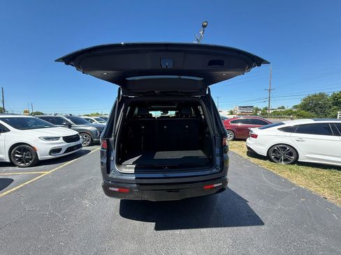 Used 2023 Jeep Wagoneer Series II w/ Convenience Group I AWD/4WD image 5