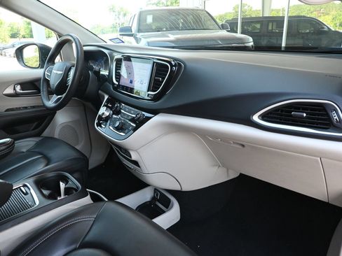 Used 2023 Chrysler Pacifica Touring-L FWD image 29