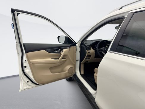 Used 2019 Nissan Rogue SV image 9