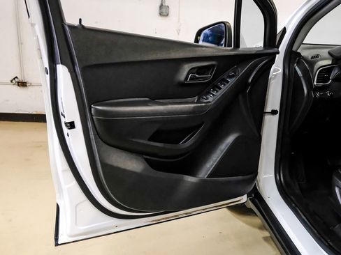 Used 2020 Chevrolet Trax LT w/ LT Convenience Package image 40