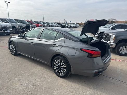 Used 2024 Nissan Altima 2.5 SV w/ SV Premium Package image 4