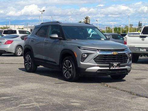 Used 2025 Chevrolet TrailBlazer LT FWD image 2