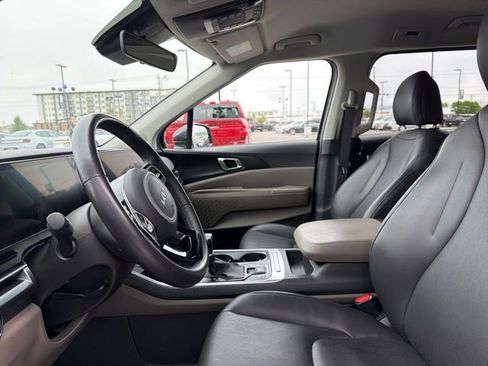 Used 2025 Kia Carnival FWD image 22