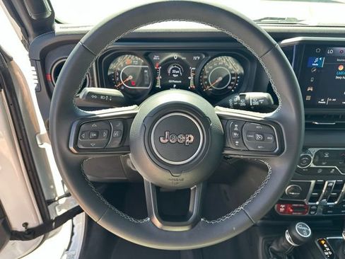 Used 2025 Jeep Wrangler Unlimited Rubicon AWD/4WD image 6