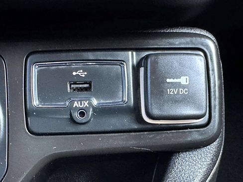 Used 2022 Jeep Renegade Latitude AWD/4WD image 11