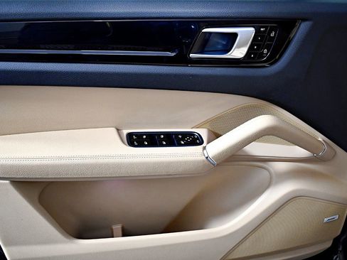 Used 2019 Porsche Cayenne image 18