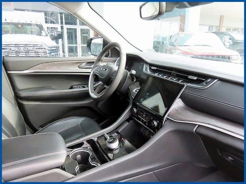 Certified 2023 Jeep Grand Cherokee Limited image 8