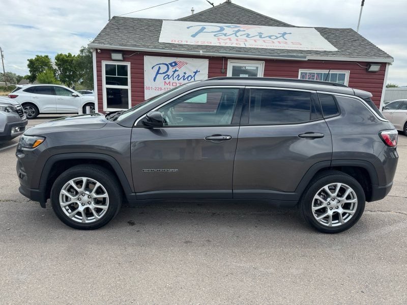 Used 2023 Jeep Compass Latitude w/ Sun and Sound Group AWD/4WD image 3