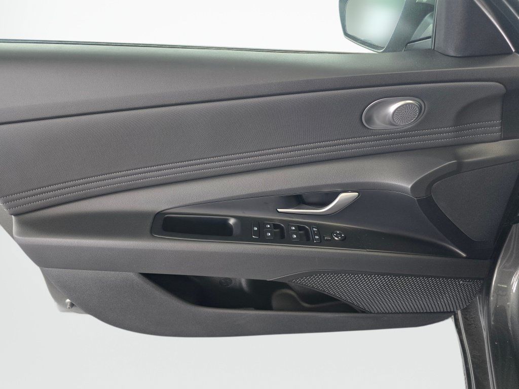 New 2026 Hyundai Elantra Limited FWD image 32