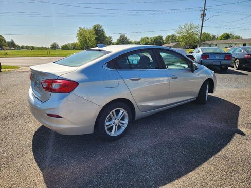 Used 2017 Chevrolet Cruze LT FWD image 2