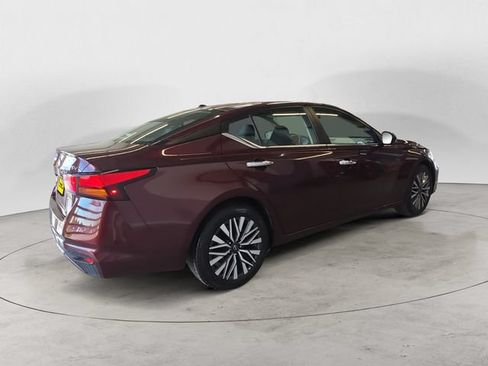 Used 2024 Nissan Altima 2.5 SV FWD image 5