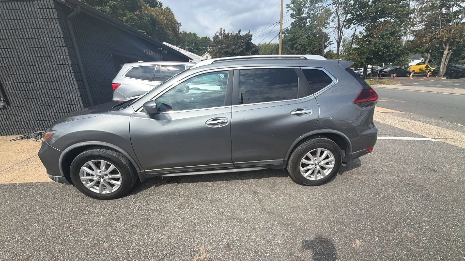 Used 2018 Nissan Rogue SV w/ Premium Package AWD/4WD image 6