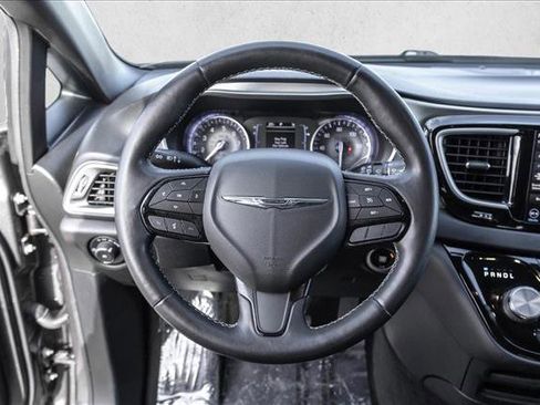 Used 2020 Chrysler Pacifica Touring-L image 12