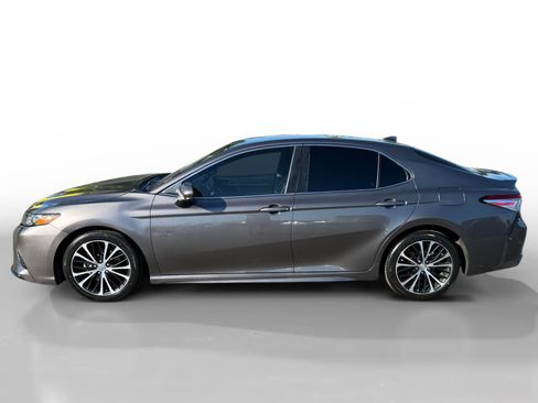 Used 2020 Toyota Camry SE image 2