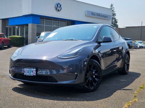 Used 2023 Tesla Model Y Long Range AWD/4WD image 1