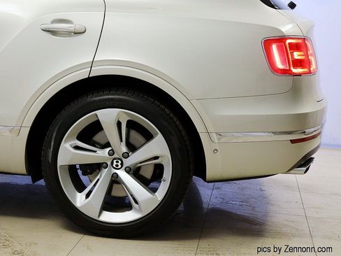 Used 2019 Bentley Bentayga AWD/4WD image 21