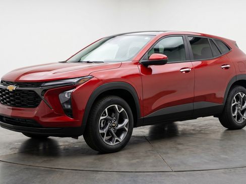 Used 2025 Chevrolet Trax LT FWD image 3