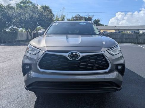 Used 2025 Toyota Highlander XLE FWD image 9