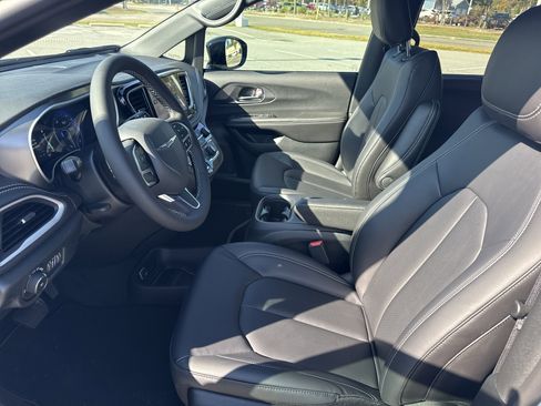New 2026 Chrysler Pacifica Select image 14