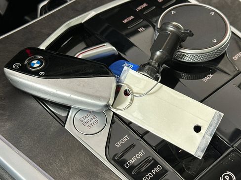 Used 2025 BMW X7 xDrive40i w/ Parking Assistance Package image 25