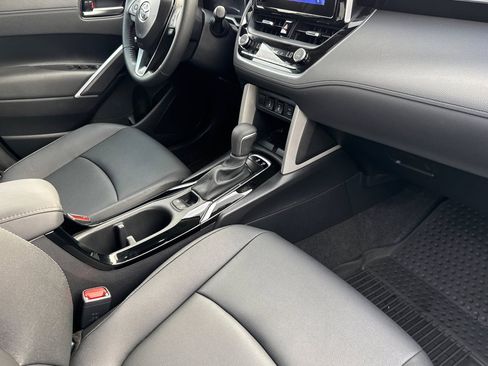 Certified 2025 Toyota Corolla Cross XLE image 32