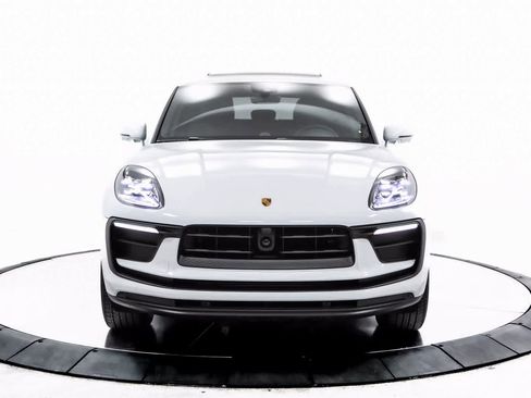 Certified 2025 Porsche Macan image 10
