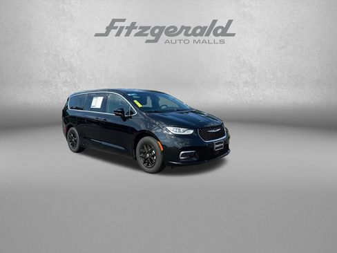 Used 2025 Chrysler Pacifica Select FWD image 1