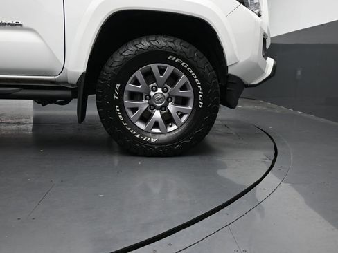Used 2019 Toyota Tacoma SR5 AWD/4WD image 11